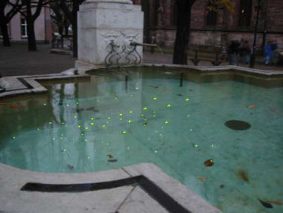 Wunschbrunnen: Blick auf LEDs im Wasser
